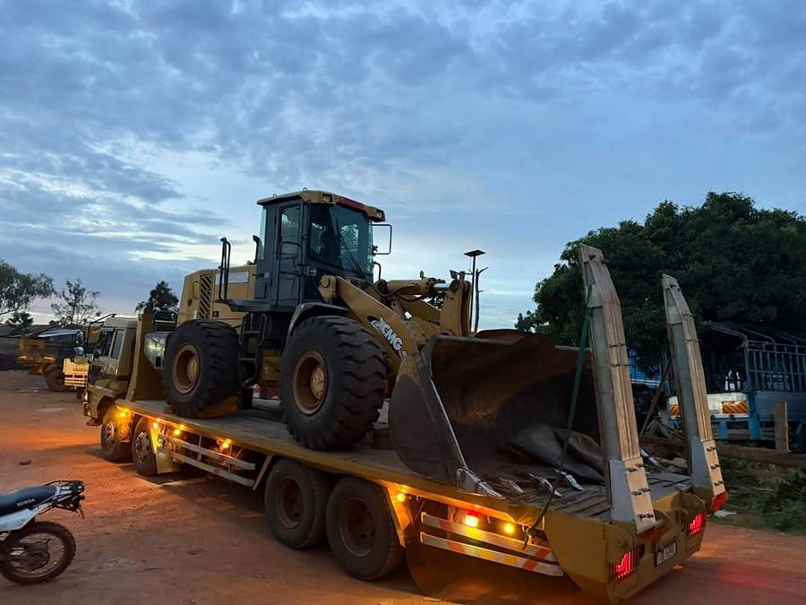 Lowbed trailer carrying a wheel loader