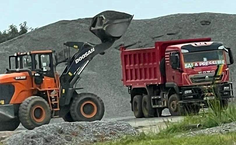 Wheel loader loading a tipper truck